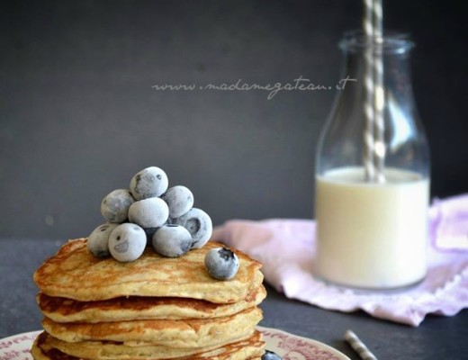 PANCAKE CON FARINA DI GRANO SARACENO, CANNELLA E MIRTILLI