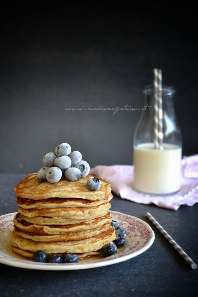 PANCAKE CON FARINA DI GRANO SARACENO, CANNELLA E MIRTILLI