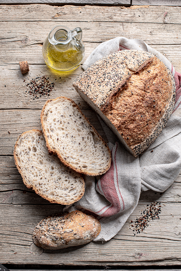 Pagnotta con farina di Tumminia, Tagli sul pane. ✒️ Per chi volesse  cimentarsi nel fare i tagli Ho spolverato con farina bianca e tagliato  con una lametta. È possibile utilizzare un